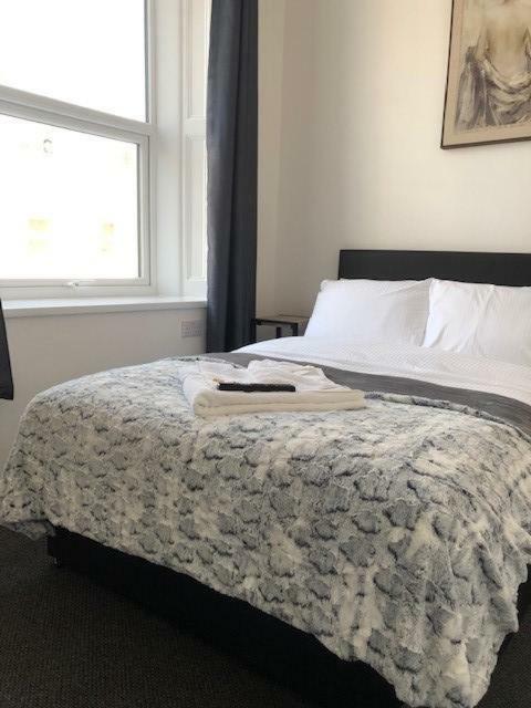 Ocean Holiday Apartments Плимът Екстериор снимка