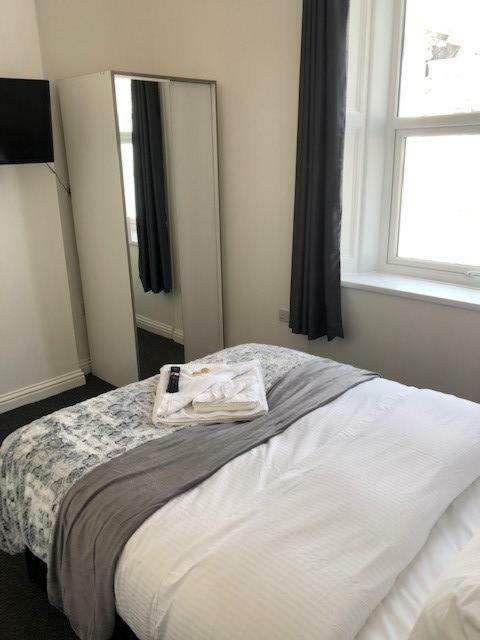 Ocean Holiday Apartments Плимът Екстериор снимка